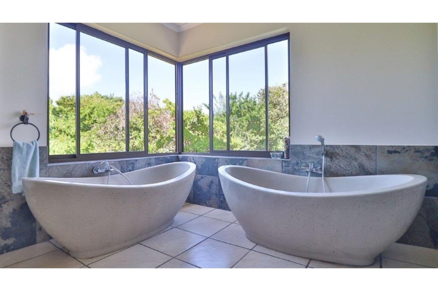 6 Bedroom Property for Sale in Lovemore Park Eastern Cape
